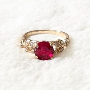 5/$15 🩷 MUST BUNDLE Gold-Tone Ring with Deep Red Center Stone and Leaf Accent